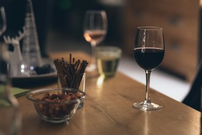 Waarom is eikenhout populair voor bartafels?